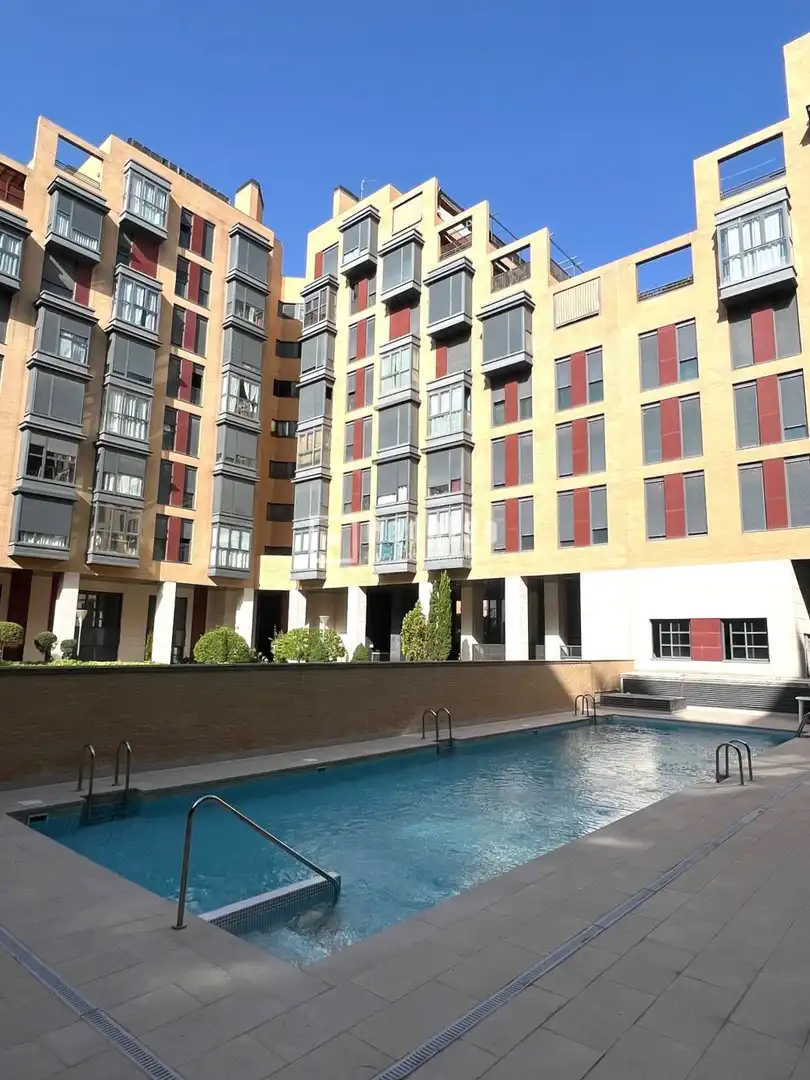 Piscina de Estudi en venda en Madrid amb Aire condicionat, Jardí privat i Traster
