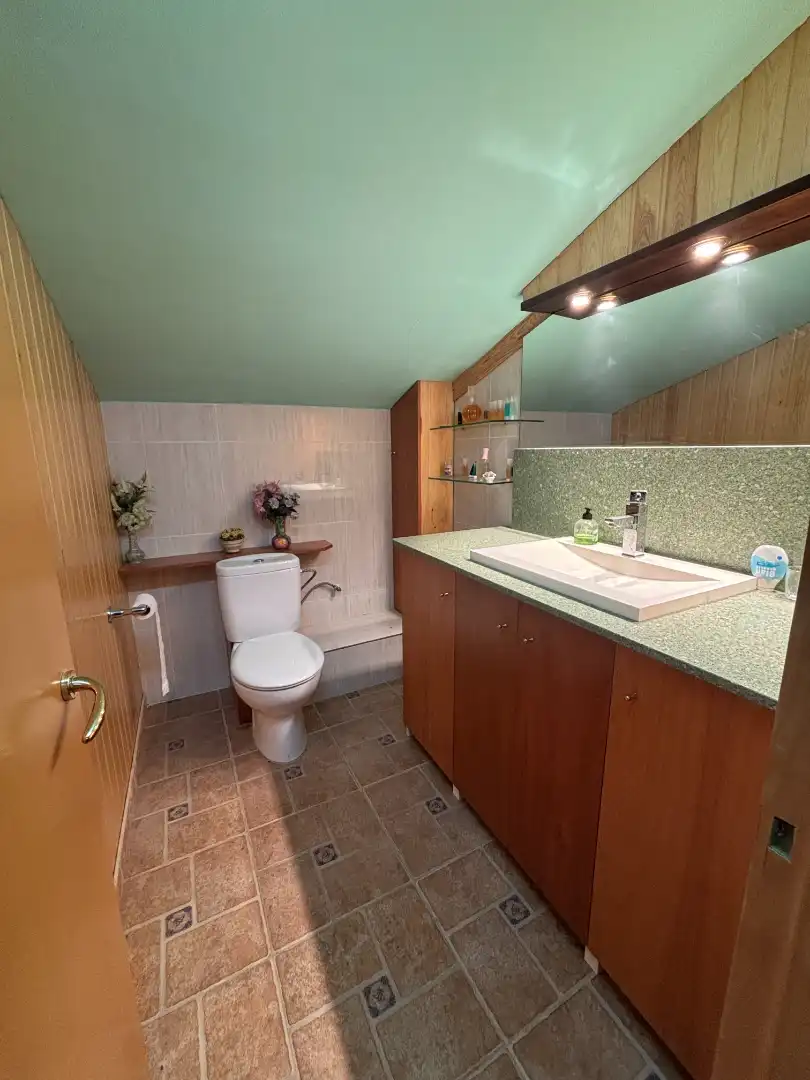 Badezimmer von Country house zum Verkauf in Flix mit Klimaanlage, Privatgarten und Schwimmbad
