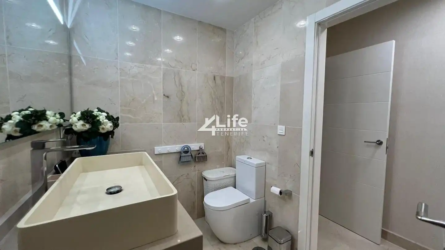 Badezimmer von Erdgeschoss zum Verkauf in Adeje mit Klimaanlage, Terrasse und Möbliert