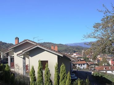 Casa aparellada en venda a Avenida Covadonga 3