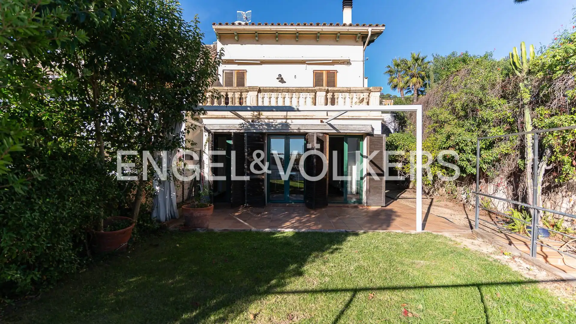 Vista exterior de Casa adosada en venda en Premià de Dalt amb Aire condicionat, Calefacció i Jardí privat