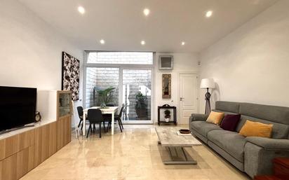 Sala d'estar de Casa o xalet en venda en Badalona amb Aire condicionat, Terrassa i Alarma