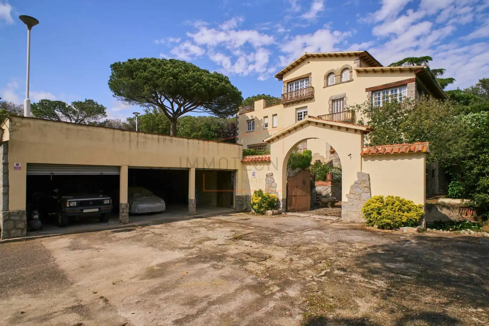 Vista exterior de Finca rústica en venda en Madrid amb Jardí privat