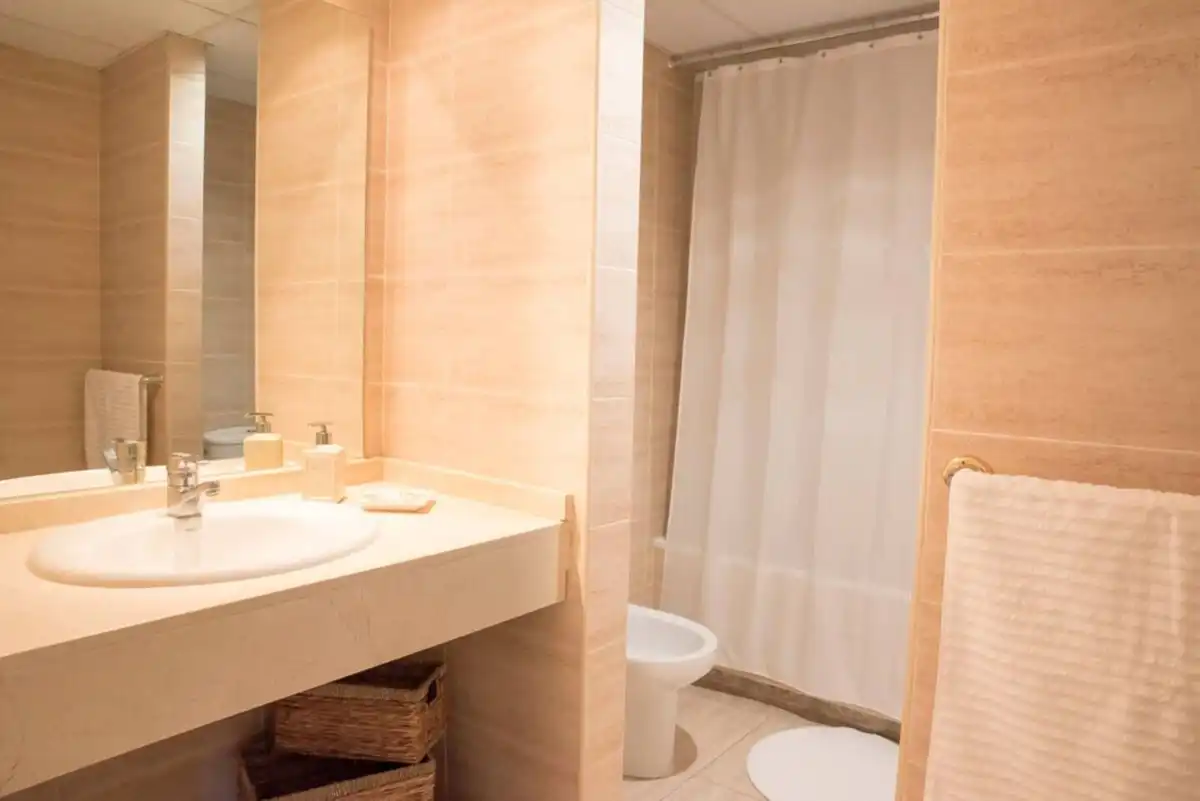 Baño de Dúplex de alquiler en Marbella con Terraza y Piscina comunitaria