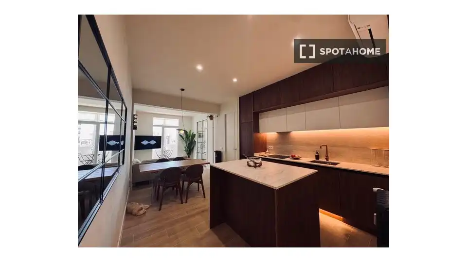 Cuina de Apartament per a compartir en Madrid amb Aire condicionat, Terrassa i Moblat