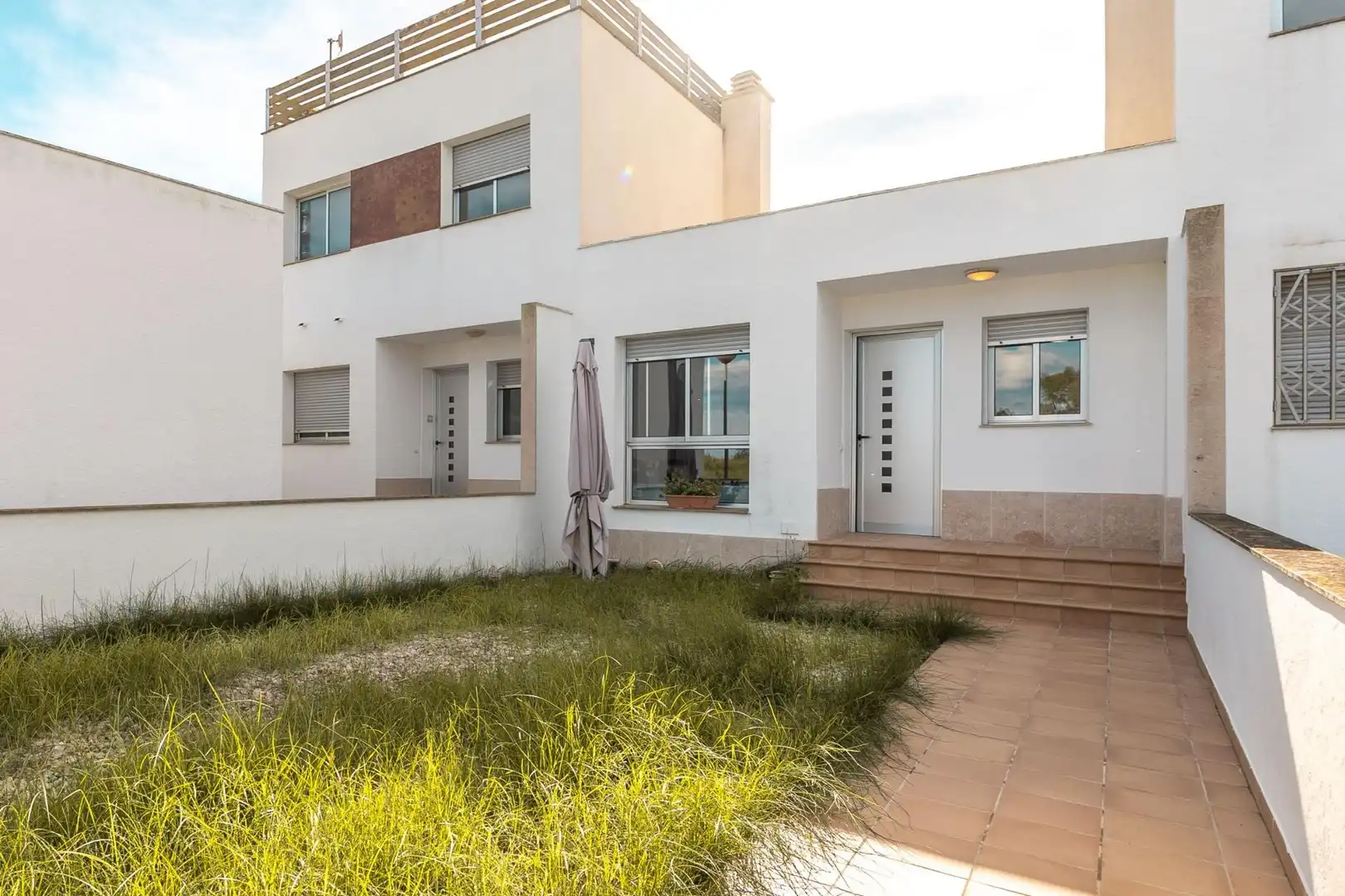 Vista exterior de Casa o xalet en venda en Amposta amb Aire condicionat, Jardí privat i Terrassa