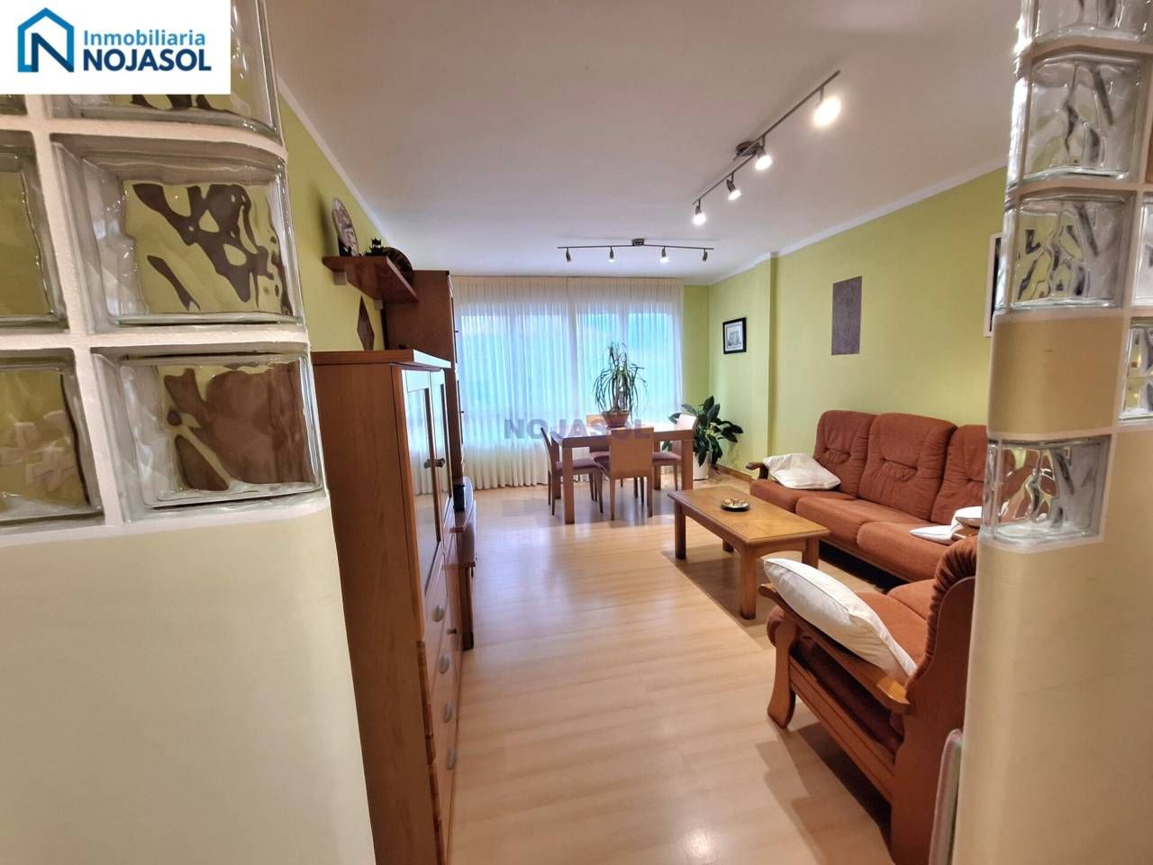 Sala de estar de Piso en venta en Noja con Calefacción, Terraza y Amueblado