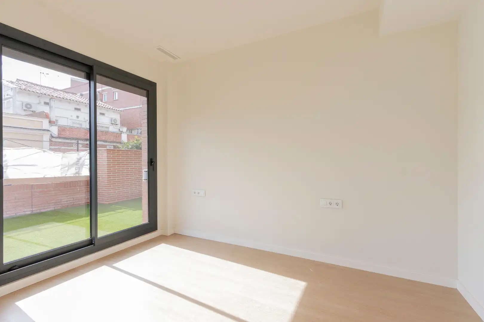 Habitación de Piso en venta en Barcelona con Aire acondicionado, Calefacción y Jardín privado
