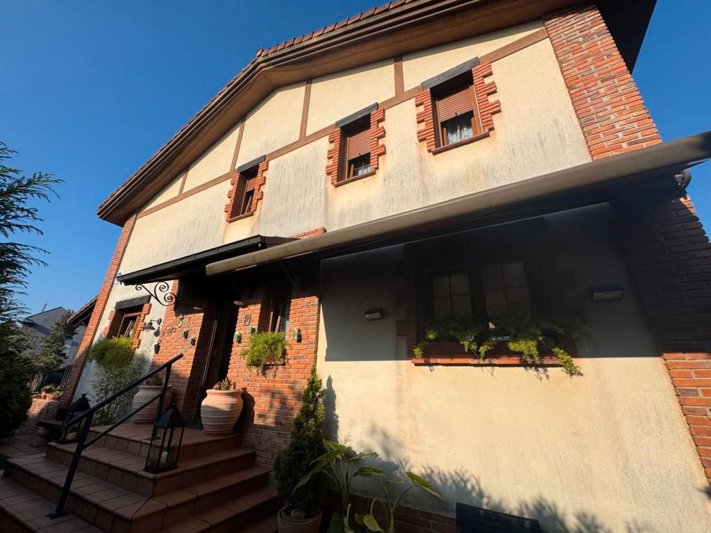 Vista exterior de Casa o xalet en venda en Piélagos amb Calefacció, Jardí privat i Parquet