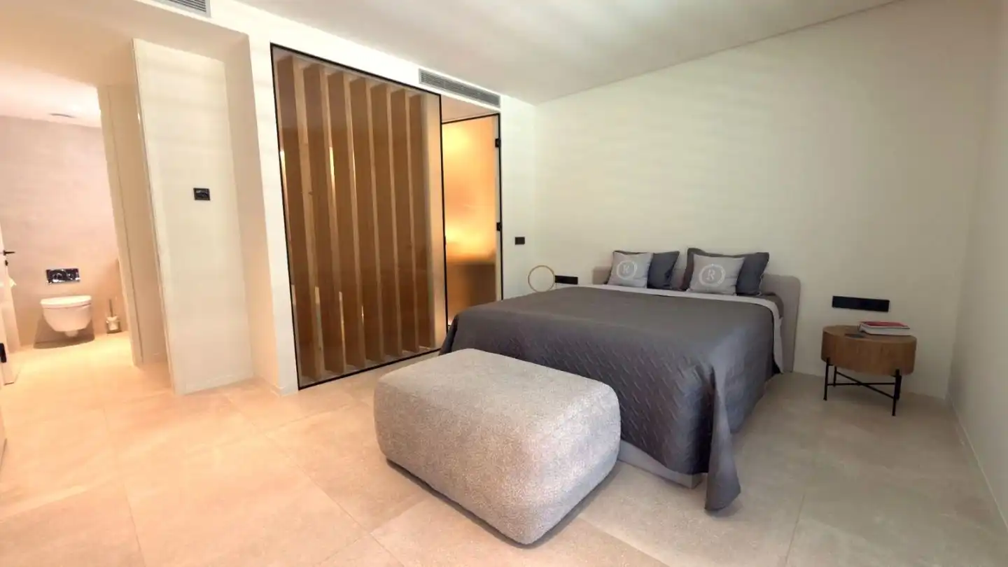 Schlafzimmer von Wohnung zum Verkauf in Sotogrande mit Klimaanlage, Heizung und Privatgarten