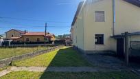 Vista exterior de Casa o xalet en venda en Los Corrales de Buelna  amb Calefacció, Jardí privat i Traster