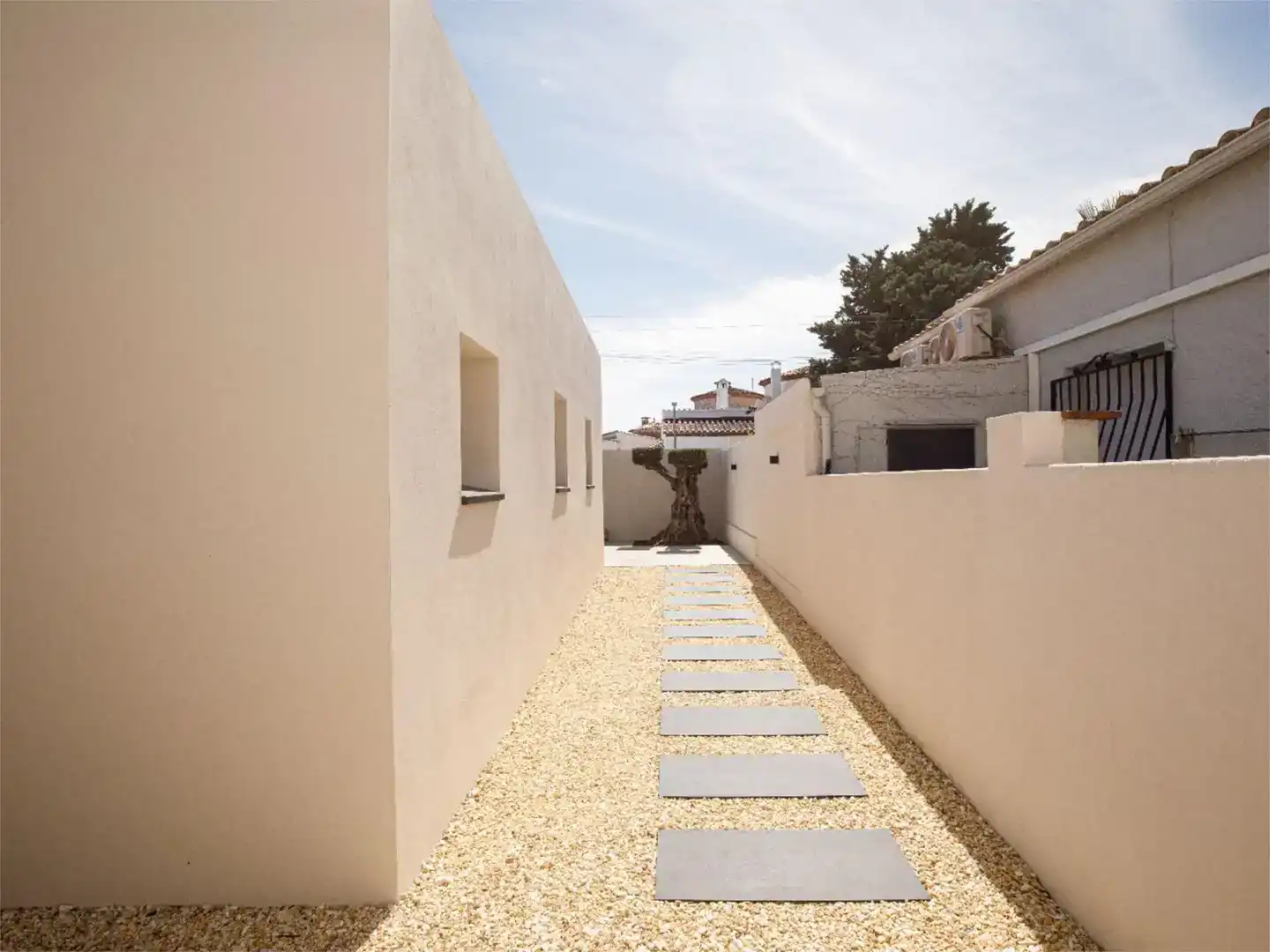Exterior view of Houses for sale in Empuriabrava  with Air Conditioner, Swimming Pool and Balcony
