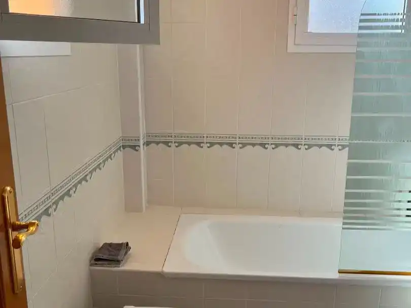 Bany de Pis de lloguer en Mutxamel amb Aire condicionat, Jardí privat i Piscina