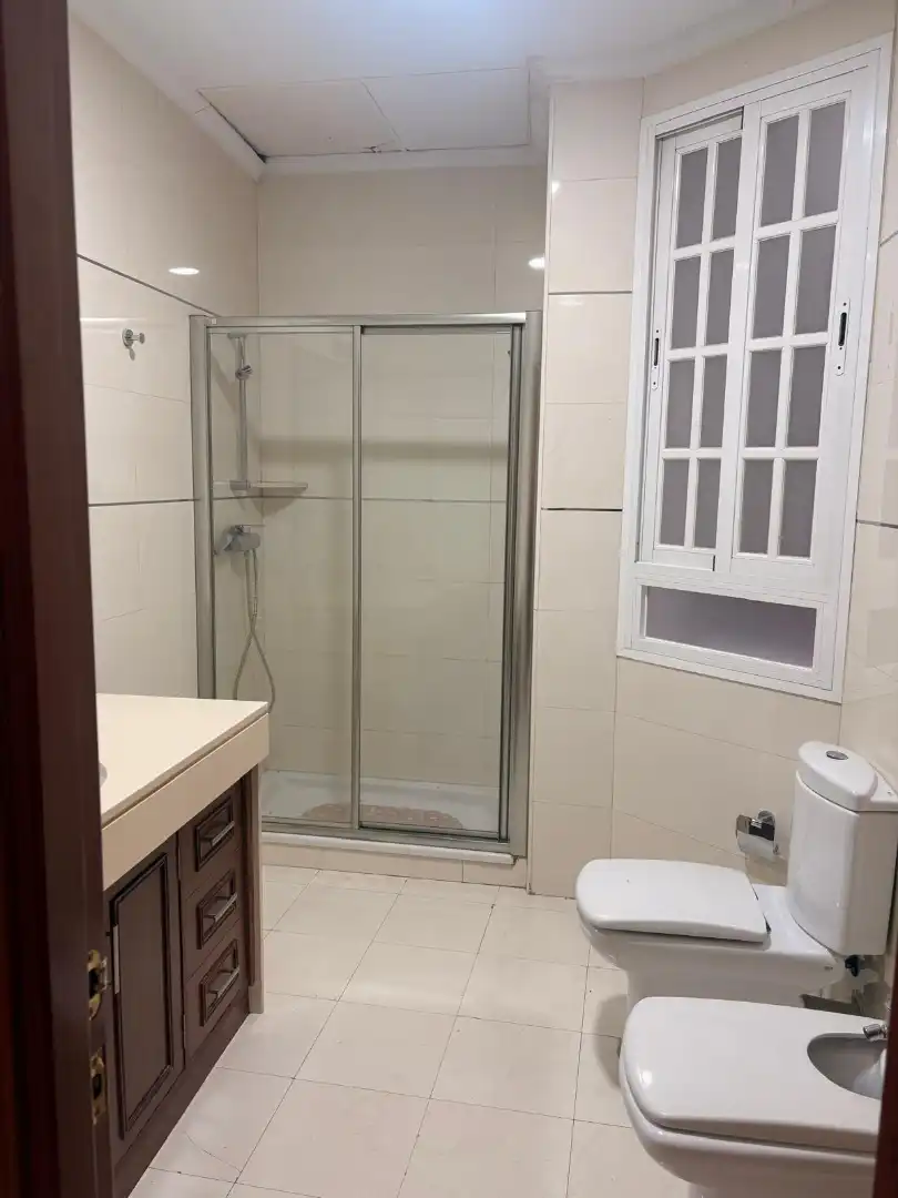 Bathroom of Flat for sale in Córdoba  with Air Conditioner, Heating and Parquet flooring