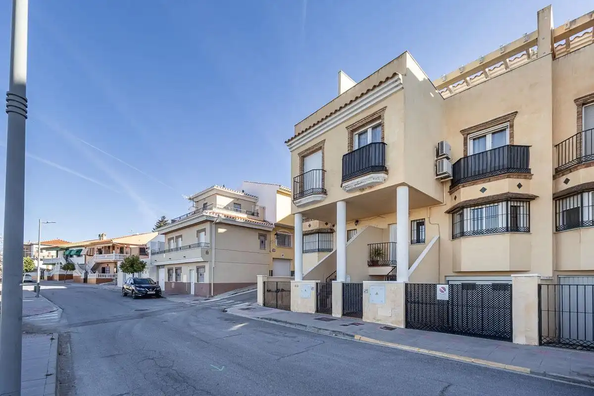 Vista exterior de Casa adosada en venda en Güevéjar amb Aire condicionat, Calefacció i Terrassa