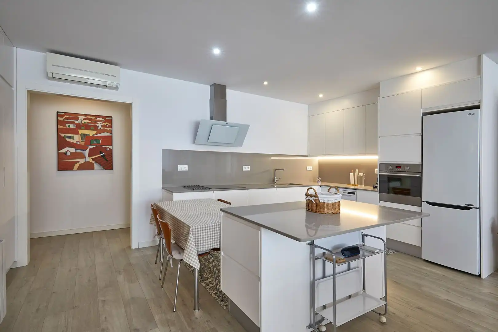 Küche von Wohnung zum Verkauf in Barcelona mit Klimaanlage, Parkett und Ofen