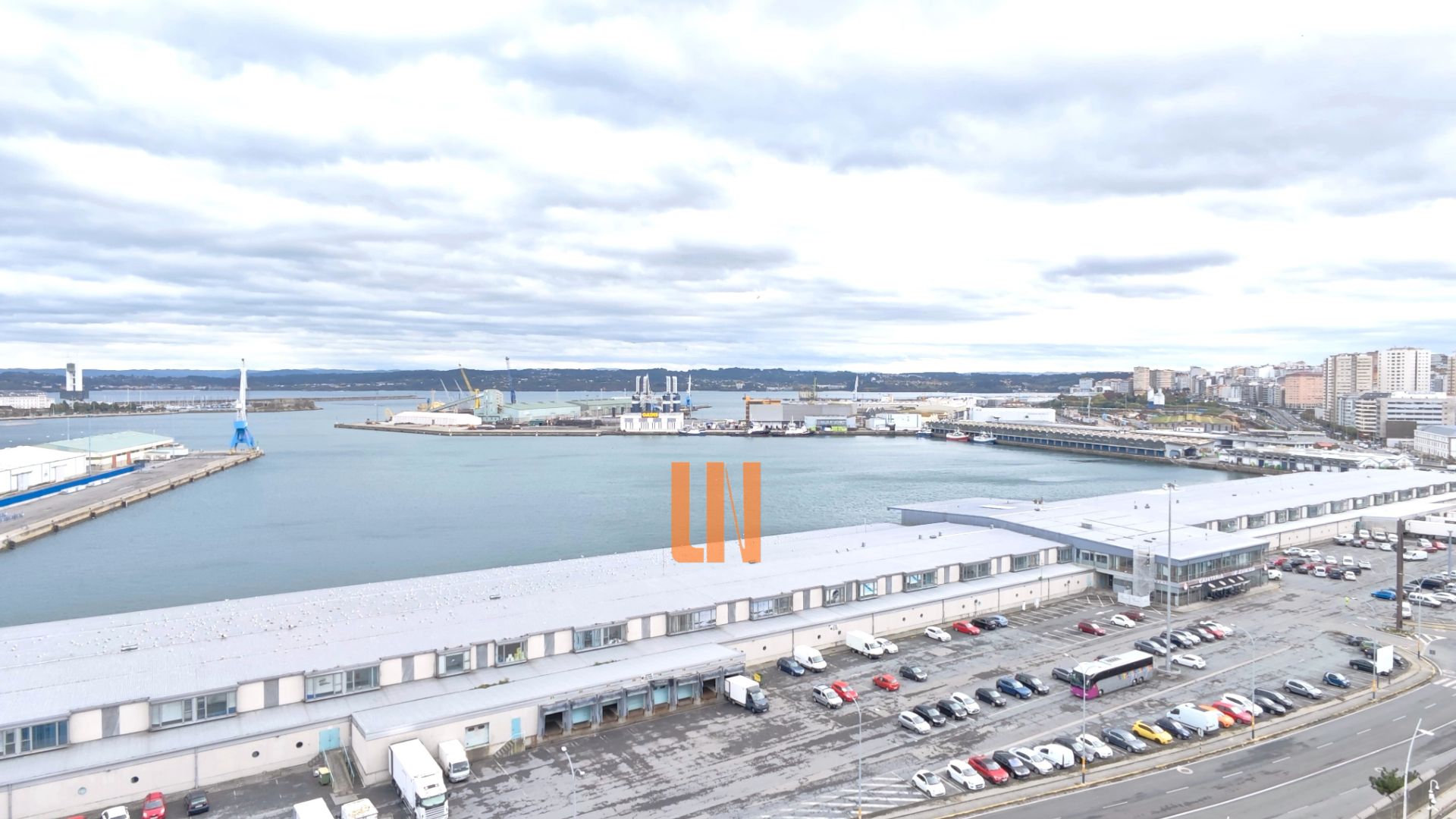 Vista exterior de Àtic en venda en A Coruña Capital  amb Calefacció, Parquet i Traster