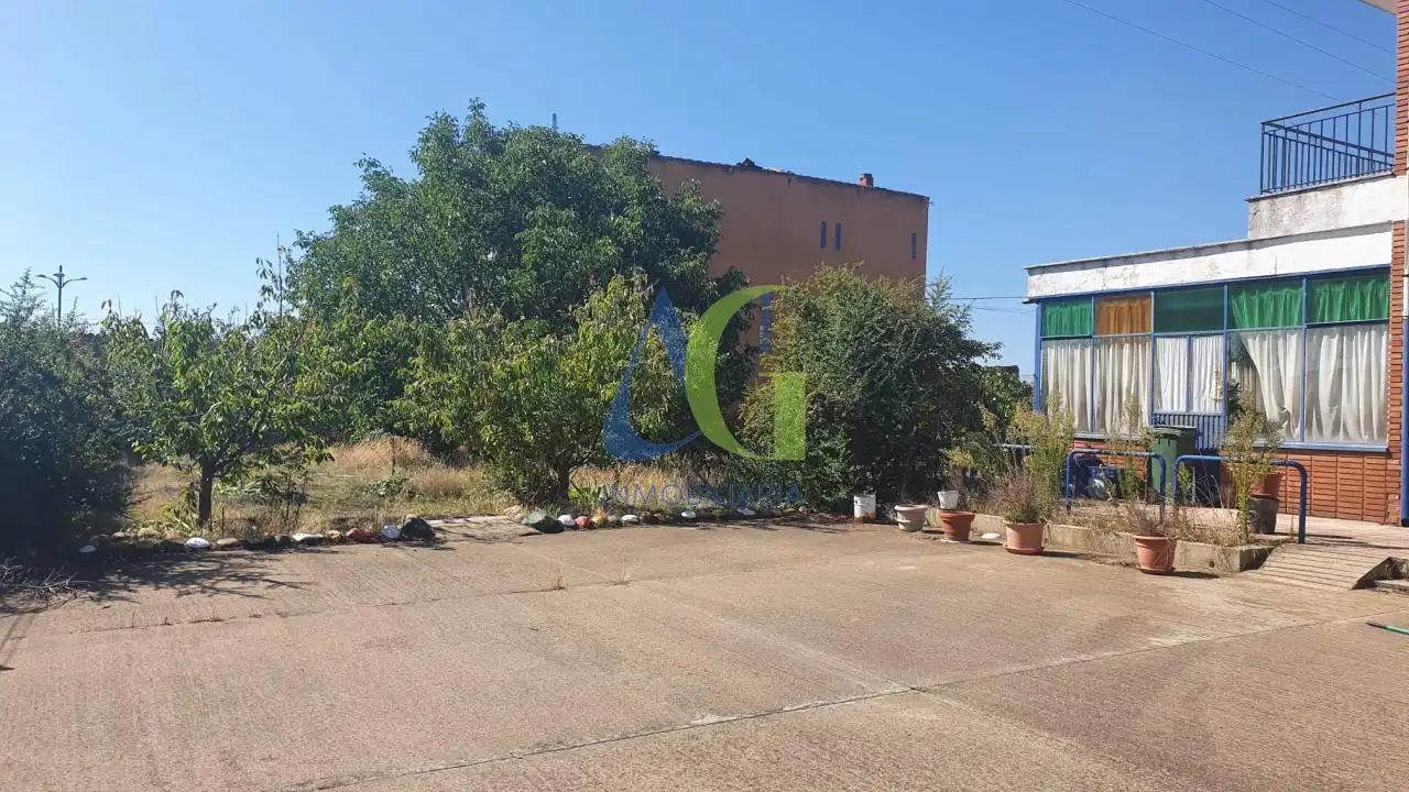 Casa o xalet en venda en León Capital  amb Calefacció, Jardí privat i Terrassa