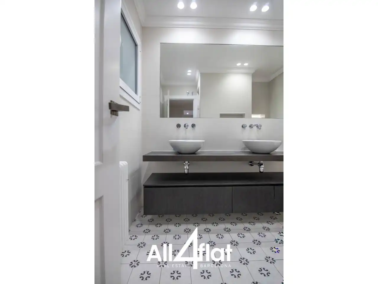 Bathroom of Flat for sale in Barcelona  with Air Conditioner, Heating and Parquet flooring