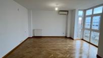 Living room of Flat to rent in  Madrid Capital  with Air Conditioner, Parquet flooring and Swimming Pool