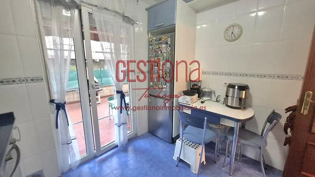 Küche von Erdgeschoss zum Verkauf in Castro-Urdiales mit Heizung, Privatgarten und Terrasse