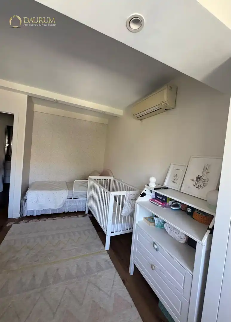 Habitación de Casa adosada en venta en Pozuelo de Alarcón con Aire acondicionado, Calefacción y Jardín privado