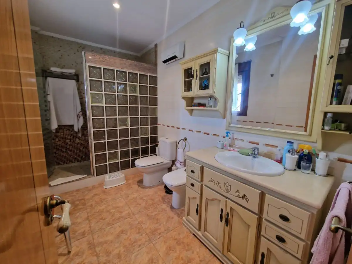 Bany de Casa o xalet en venda en Plasencia amb Aire condicionat, Jardí privat i Terrassa