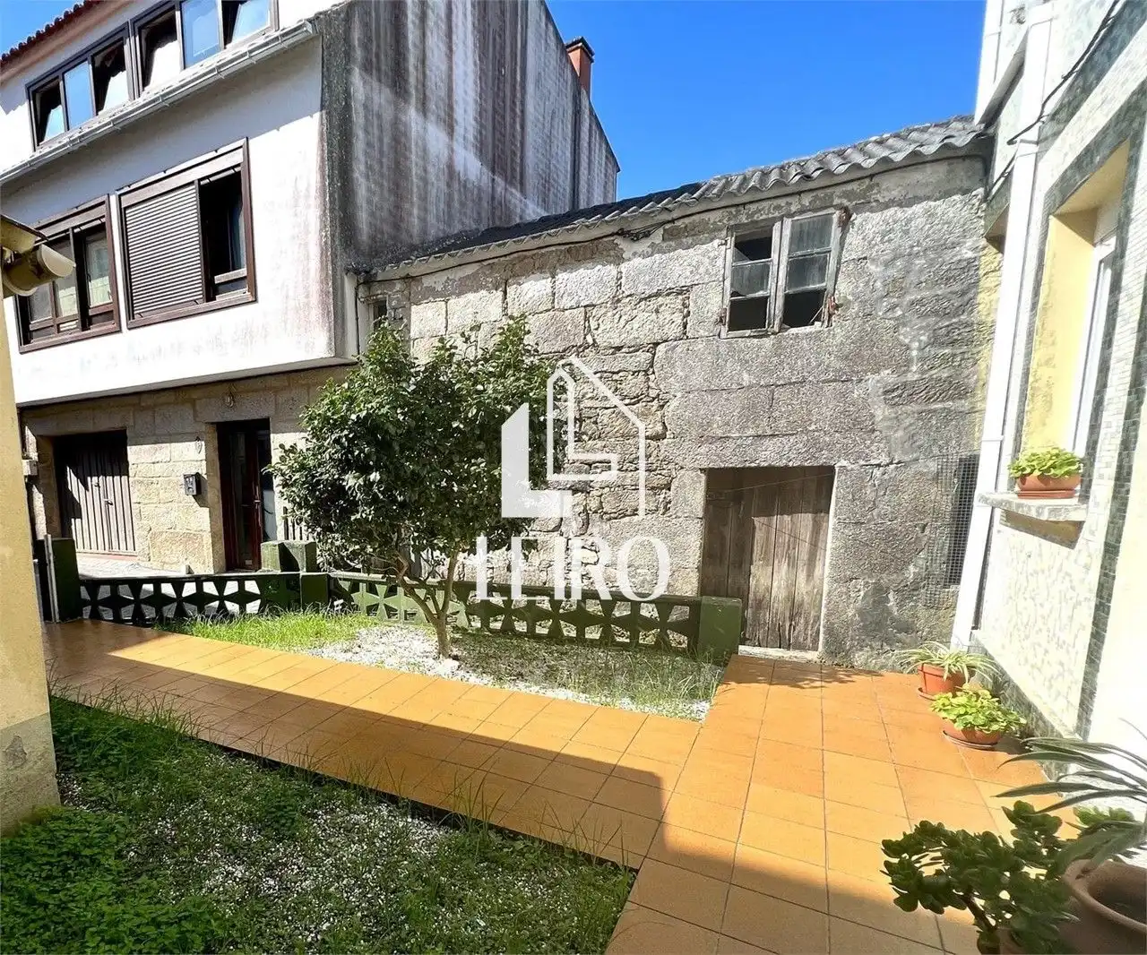 Außenansicht von Einfamilien-Reihenhaus zum Verkauf in A Illa de Arousa  mit Heizung, Privatgarten und Terrasse