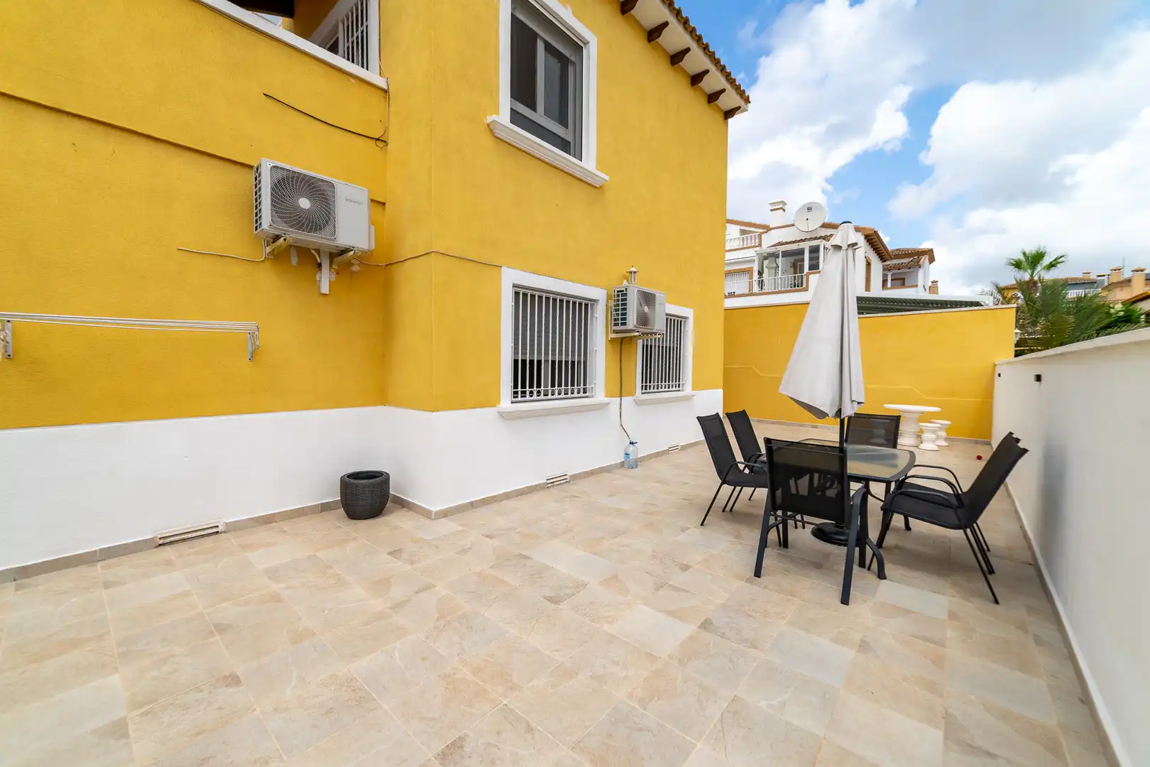 Terrassa de Casa o xalet en venda en San Miguel de Salinas amb Aire condicionat, Jardí privat i Terrassa