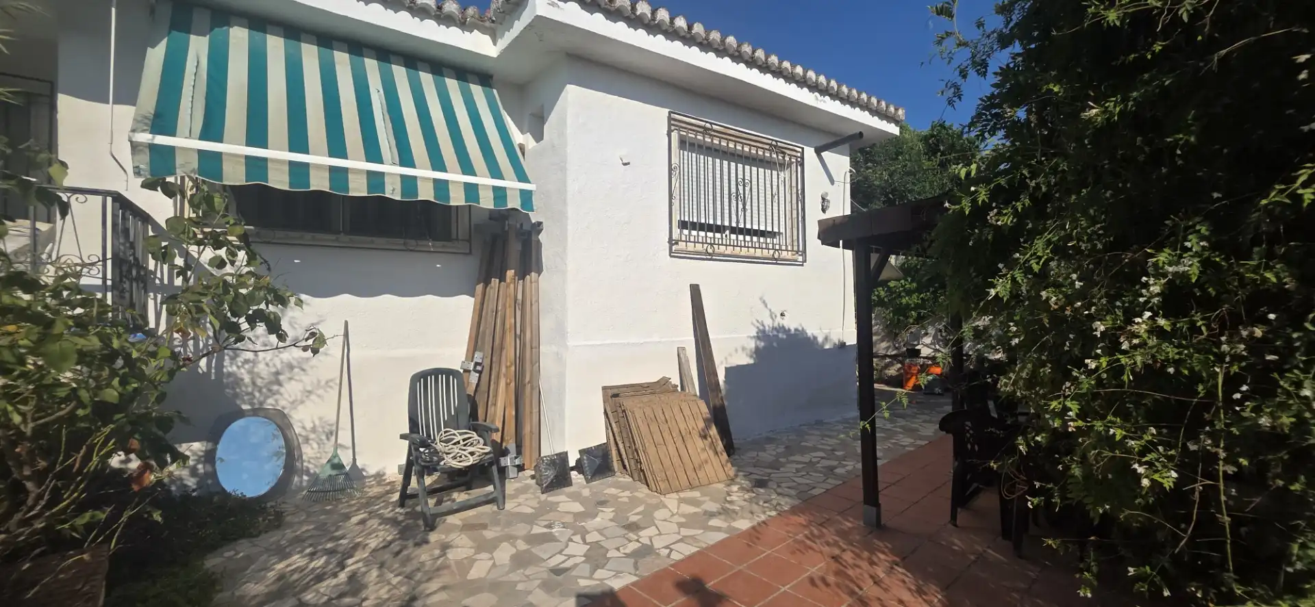 Vista exterior de Casa o xalet en venda en La Zubia amb Aire condicionat, Terrassa i Piscina