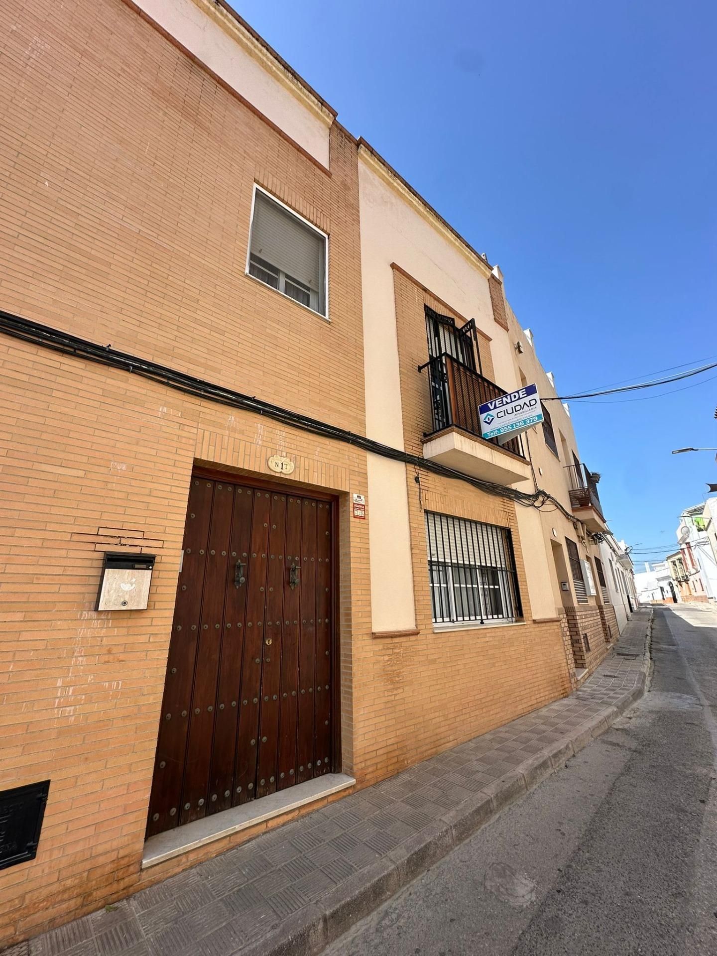Vista exterior de Casa o xalet en venda en Utrera amb Terrassa i Balcó