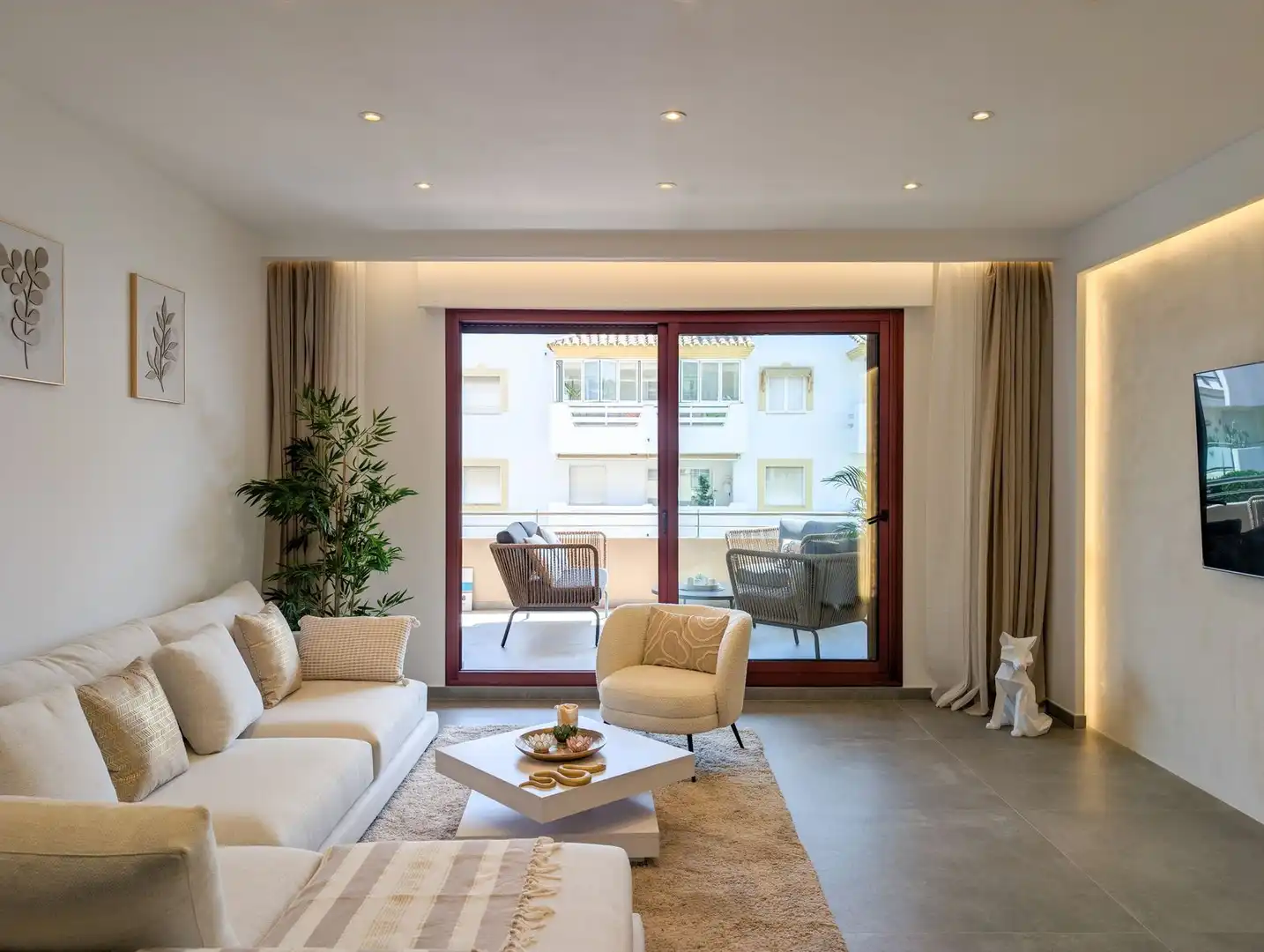 Sala d'estar de Pis en venda en Marbella amb Aire condicionat, Terrassa i Moblat