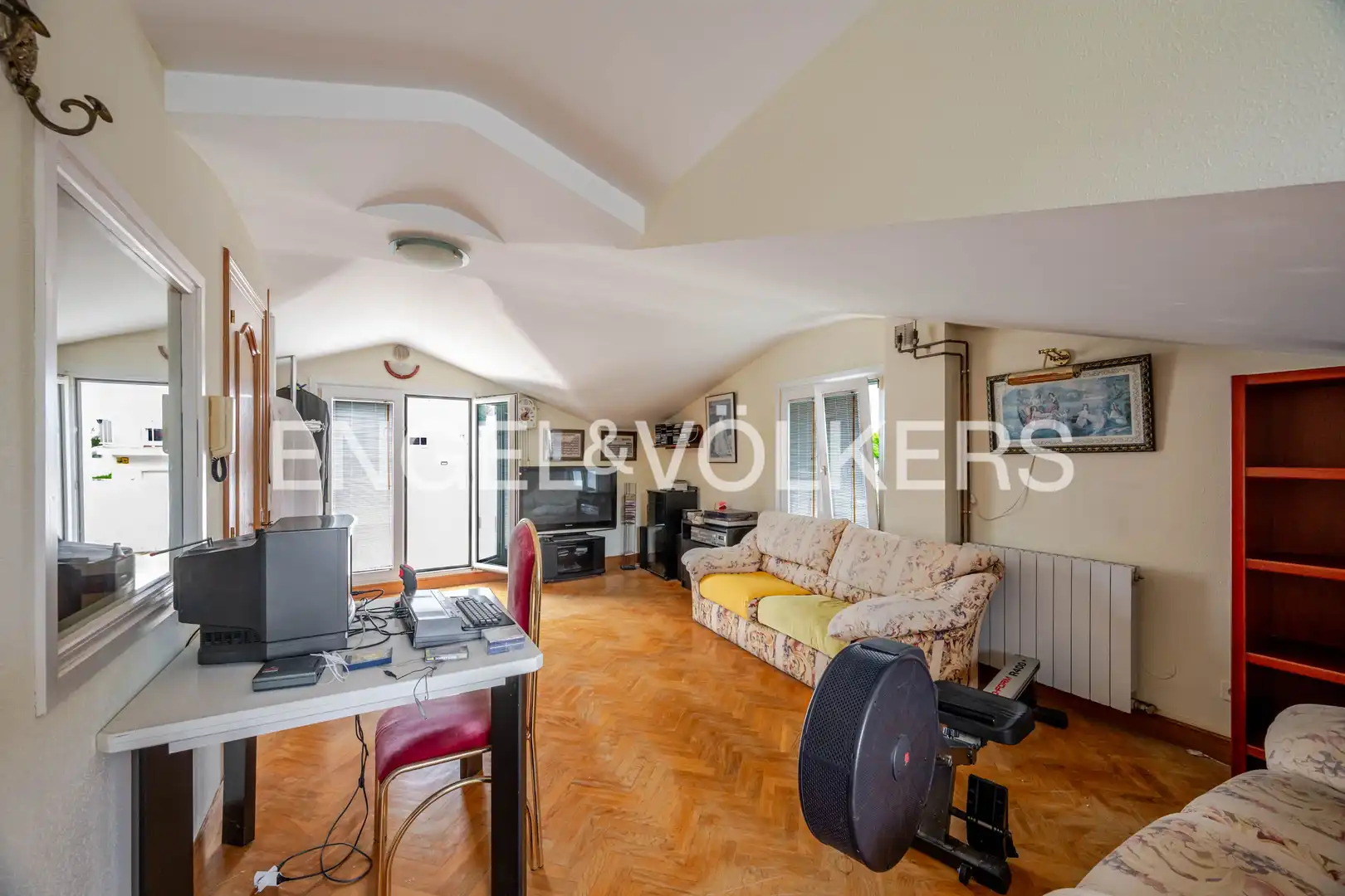 Sala d'estar de Casa adosada en venda en Donostia - San Sebastián  amb Calefacció, Jardí privat i Terrassa
