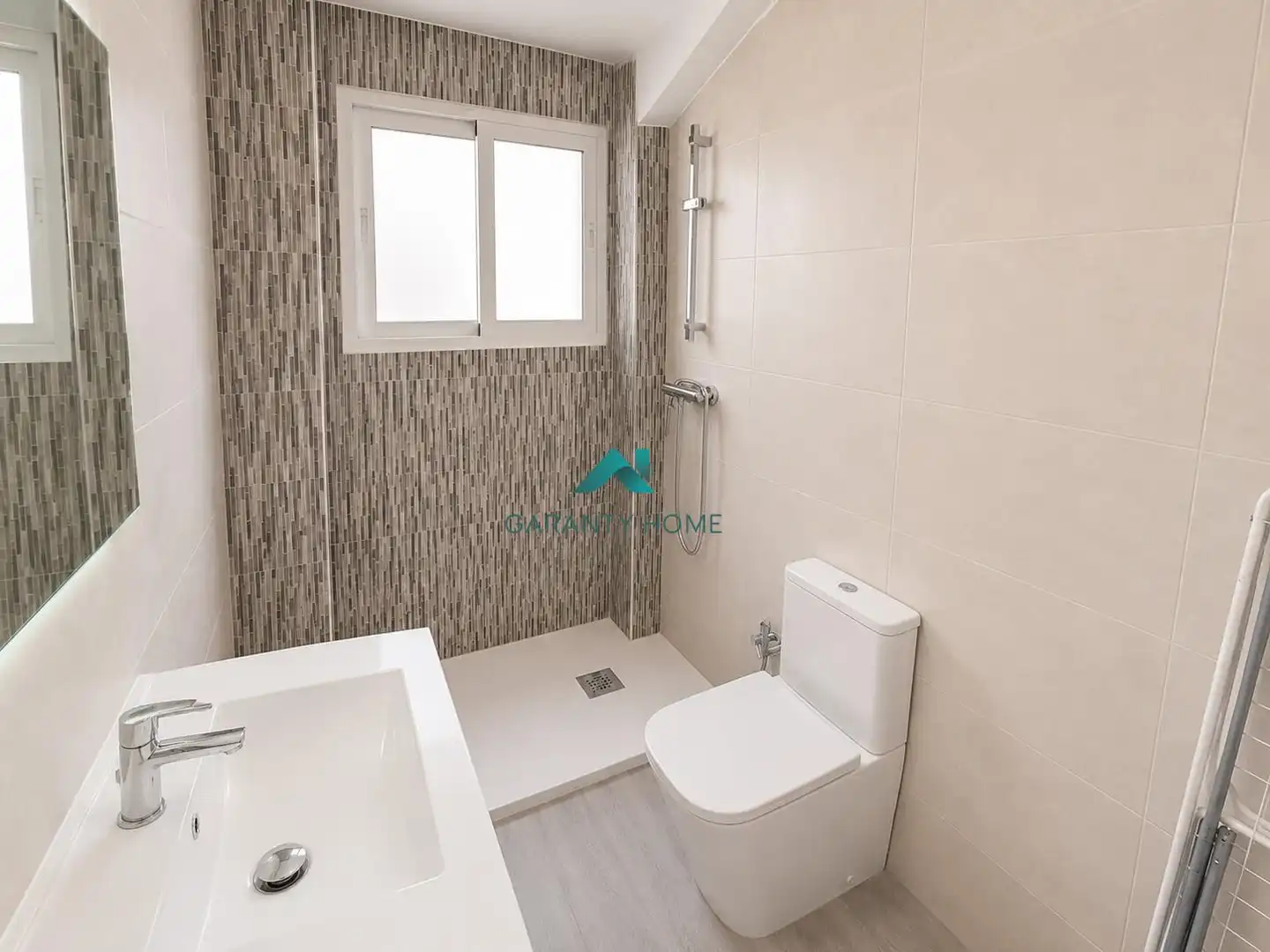 Bathroom of Flat for sale in Jaén  with Storage room, Furnished and Balcony