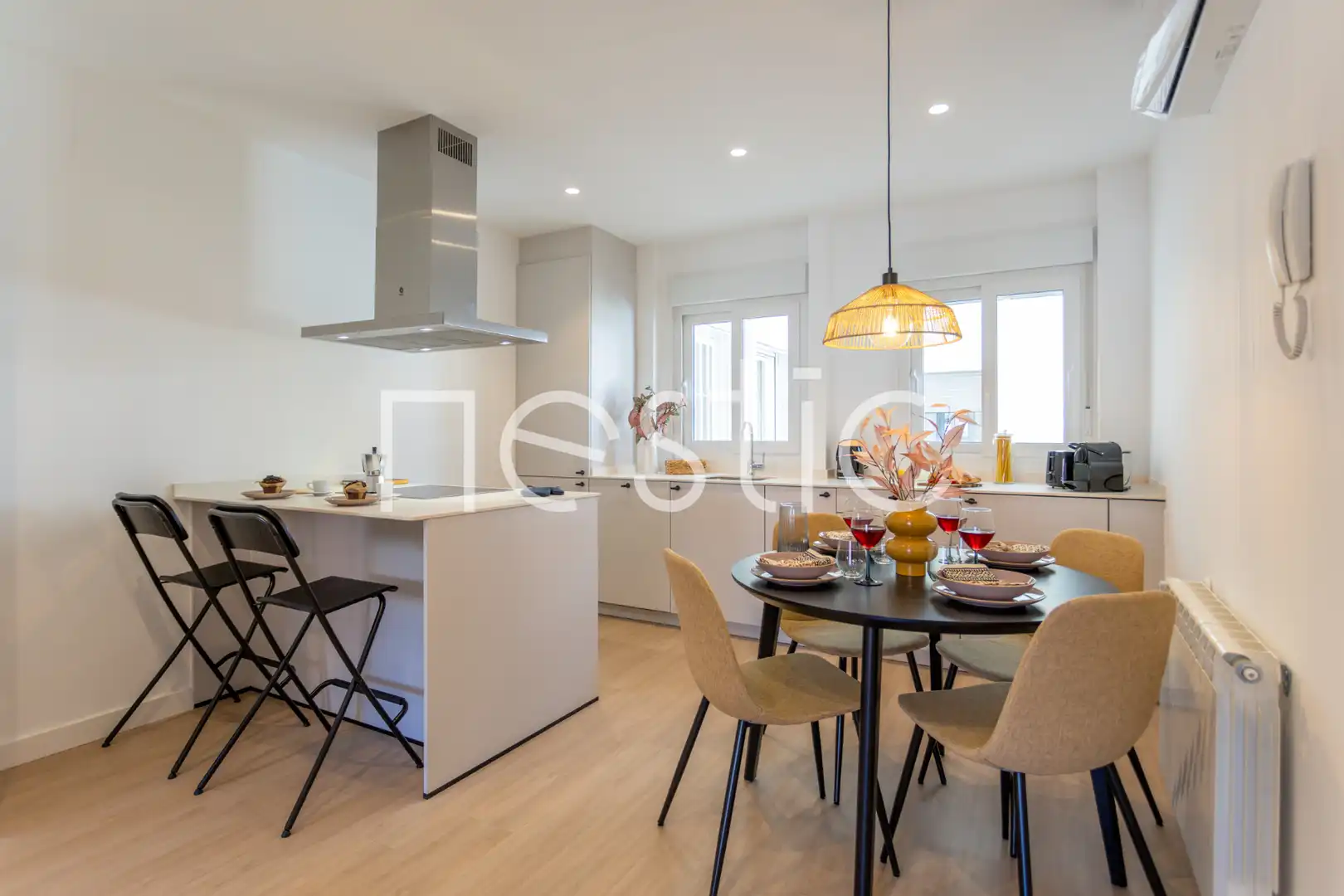 Cuina de Apartament de lloguer en Madrid amb Aire condicionat, Calefacció i Moblat