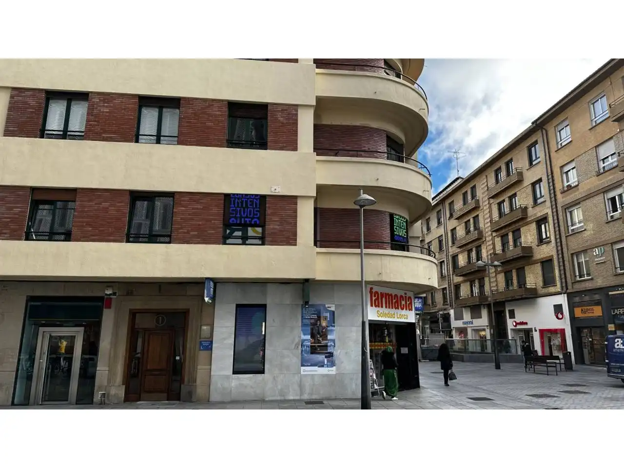 Außenansicht von Gebäude zur Miete in  Pamplona / Iruña