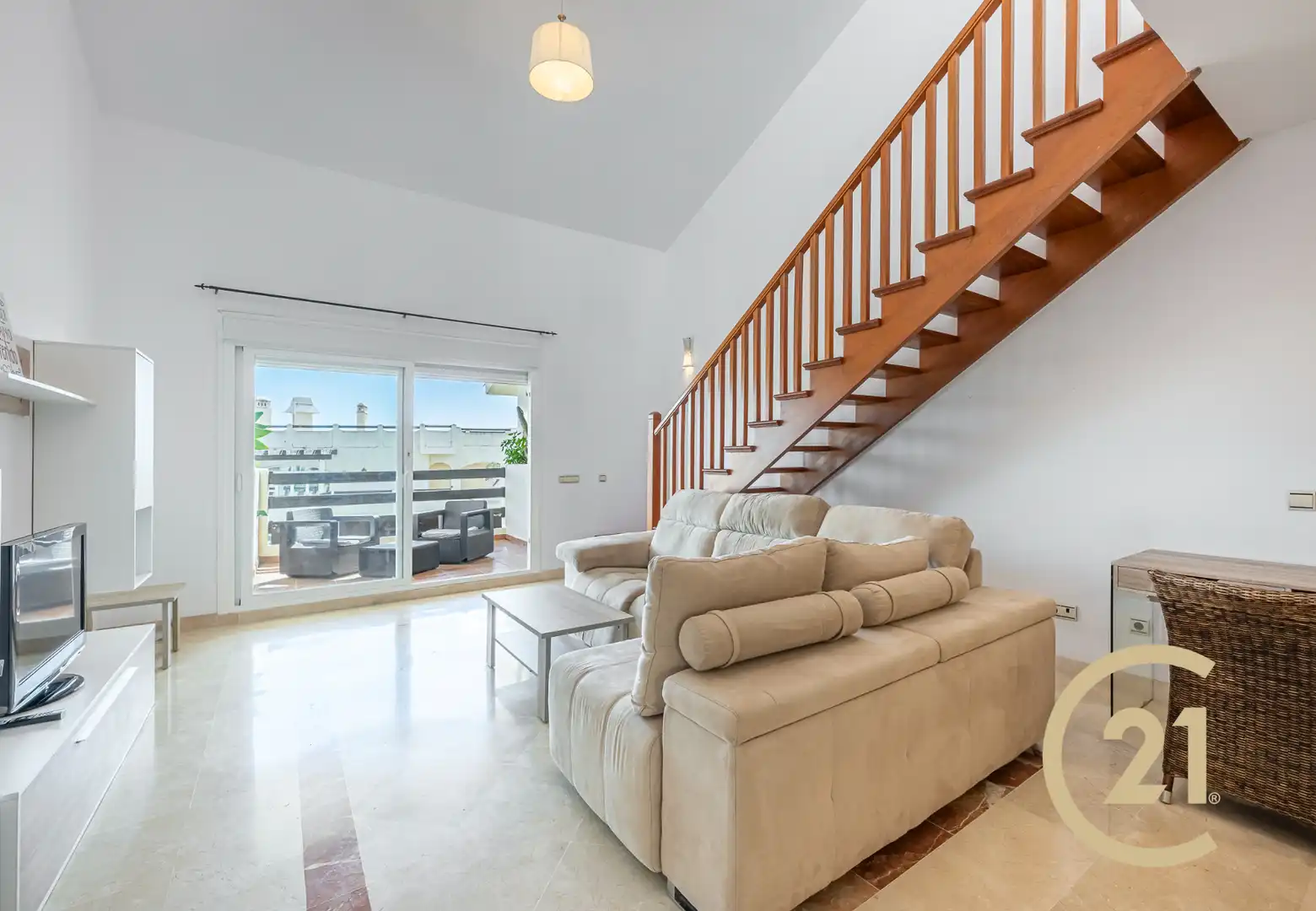 Sala d'estar de Dúplex en venda en Estepona amb Aire condicionat, Terrassa i Moblat