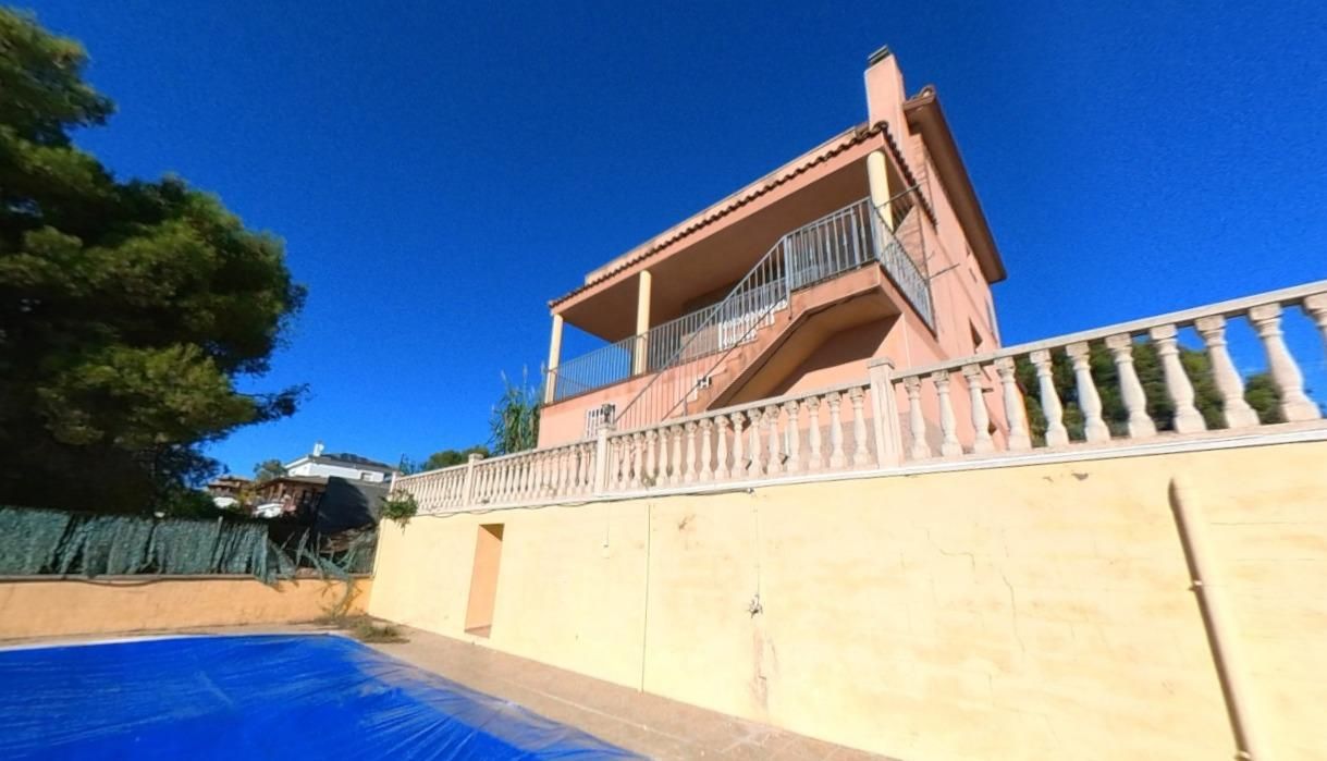 Vista exterior de Casa o xalet en venda en Cunit amb Jardí privat, Balcó i Piscina comunitària