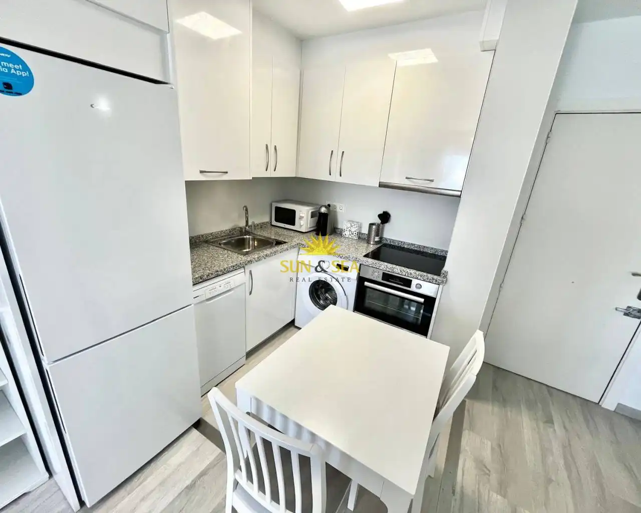 Cuina de Apartament de lloguer en Torrevieja amb Calefacció, Moblat i Forn