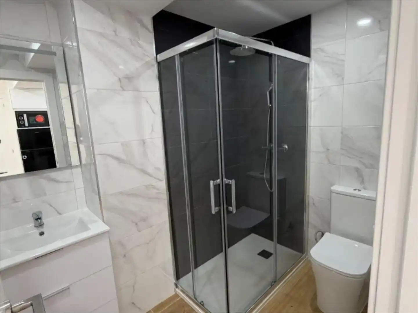 Badezimmer von Wohnung zum Verkauf in Ames mit Klimaanlage