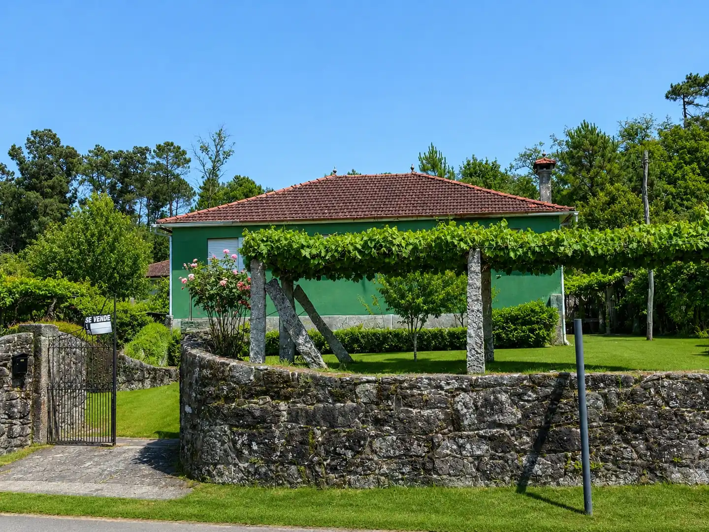 Vista exterior de Casa o xalet en venda en Salvaterra de Miño amb Jardí privat i Parquet