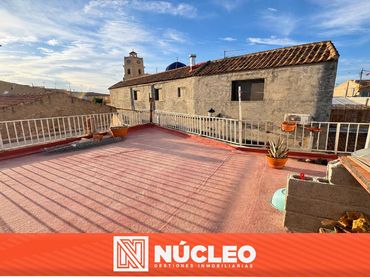 Casa aparellada amb balcó en venda a Calle Félix Rodríguez de la Fuente