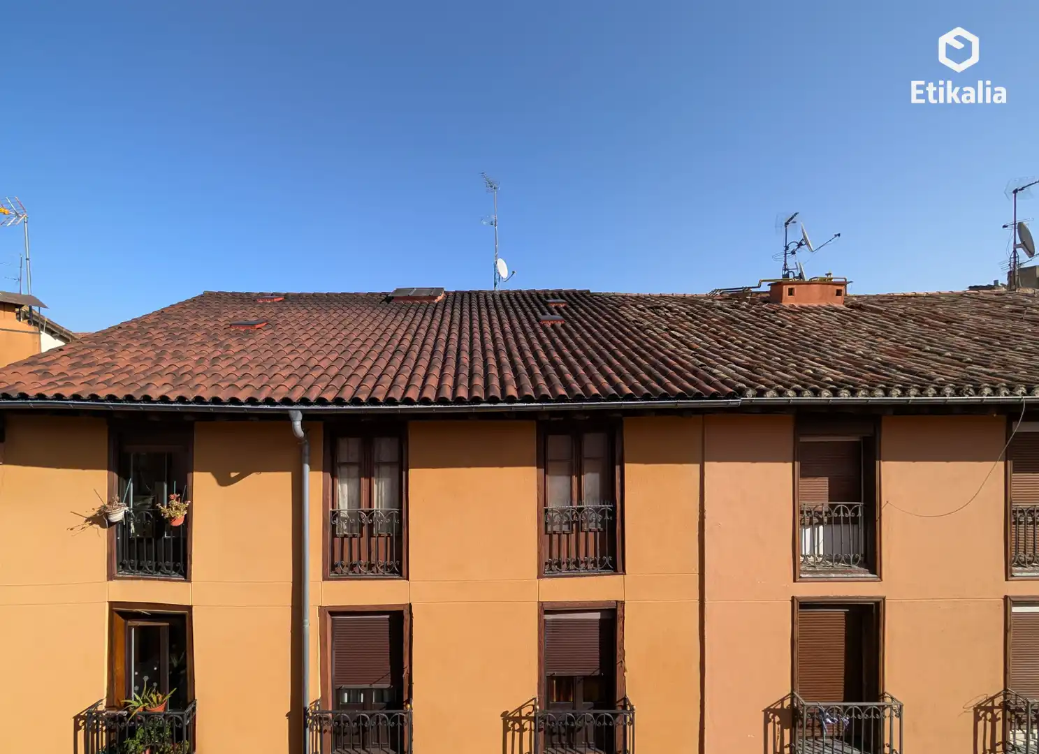 Außenansicht von Wohnung zum Verkauf in Vitoria - Gasteiz mit Heizung und Abstellraum