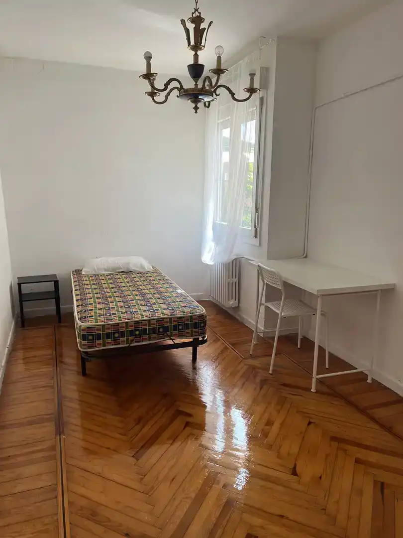Dormitori de Pis per a compartir en Briviesca amb Parquet, Traster i Moblat