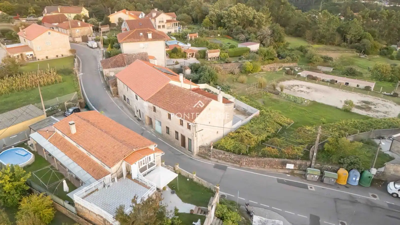 Vista exterior de Casa adosada en venda en Pontevedra Capital  amb Calefacció, Terrassa i Traster