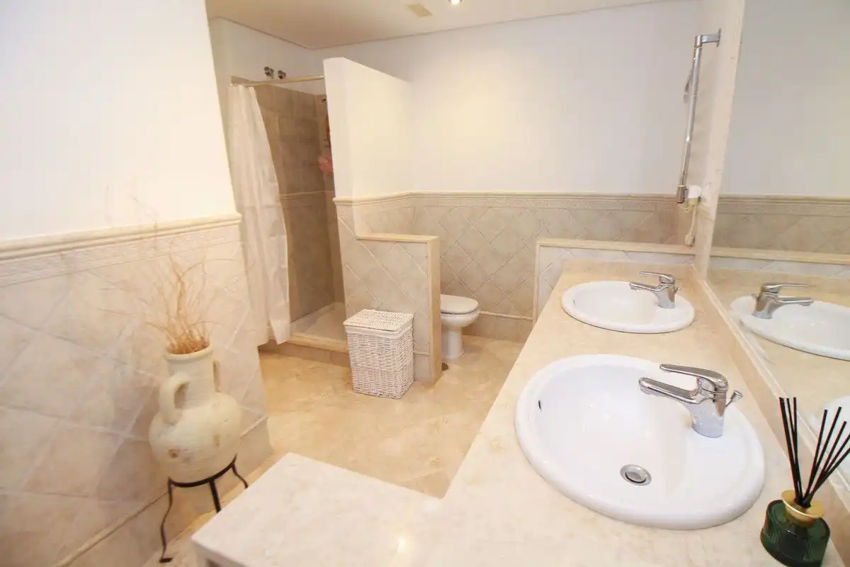 Badezimmer von Wohnungen zum Verkauf in Ojén mit Klimaanlage, Heizung und Terrasse