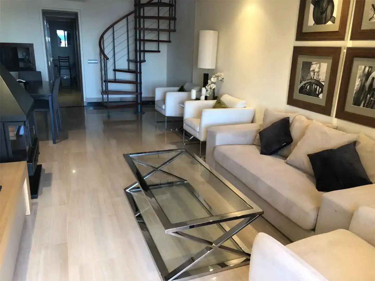 Wohnzimmer von Wohnung zur Miete in Estepona mit Klimaanlage, Privatgarten und Abstellraum