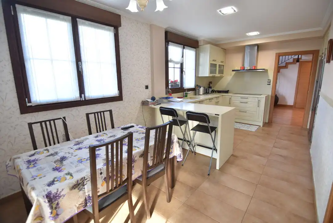 Cuina de Casa o xalet en venda en Ermua amb Calefacció, Jardí privat i Terrassa