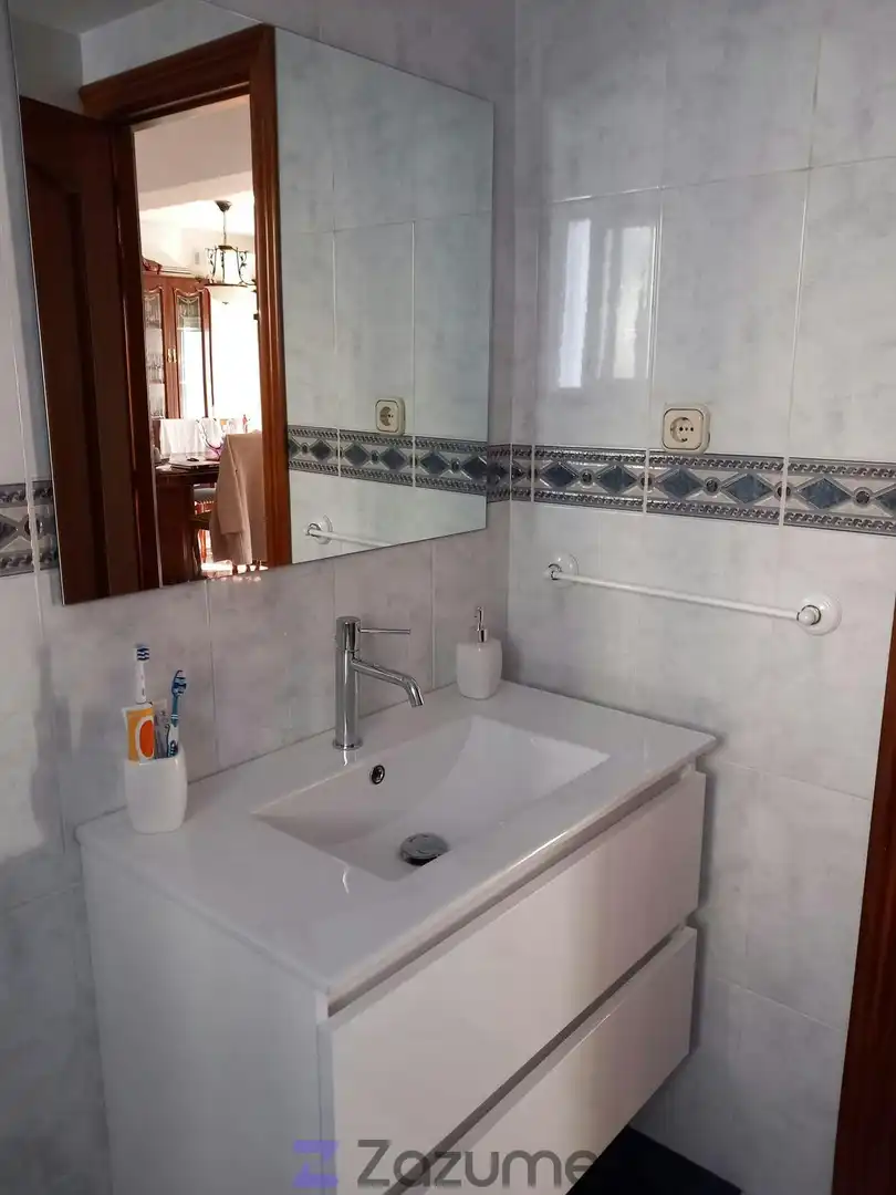 Bathroom of Flat for rent in Granada  with Air Conditioner, Heating and Furnished
