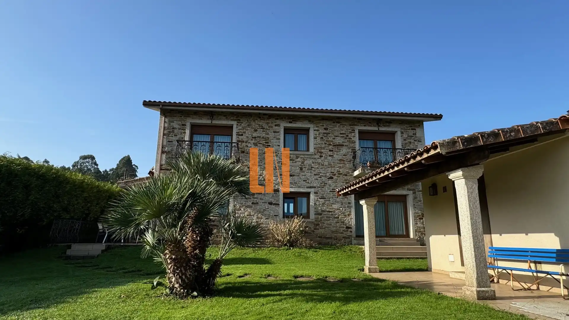 Vista exterior de Casa o xalet en venda en Carballo amb Calefacció, Jardí privat i Terrassa
